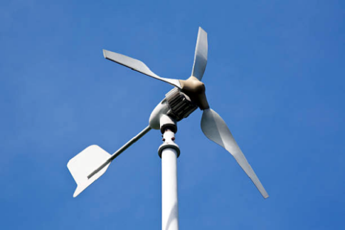 Kleine Windräder nutzen bodennähere Luftbewegungen zur Energieerzeugung des örtlichen Bedarfs