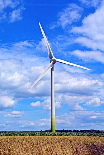 Große Windräder nutzen die Winde der höheren Bereiche und können durch größere Flügel effektiver arbeiten